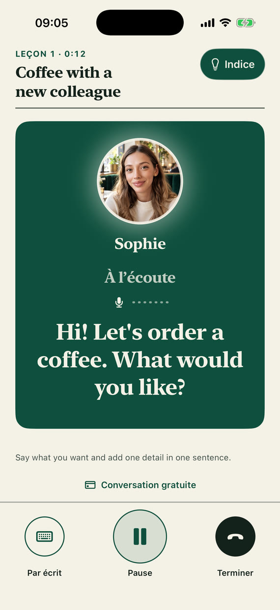 Écran de leçon : Sophie écoute, sa question “Hi! Let's order a coffee. What would you like?” et le bouton Indice mis en évidence