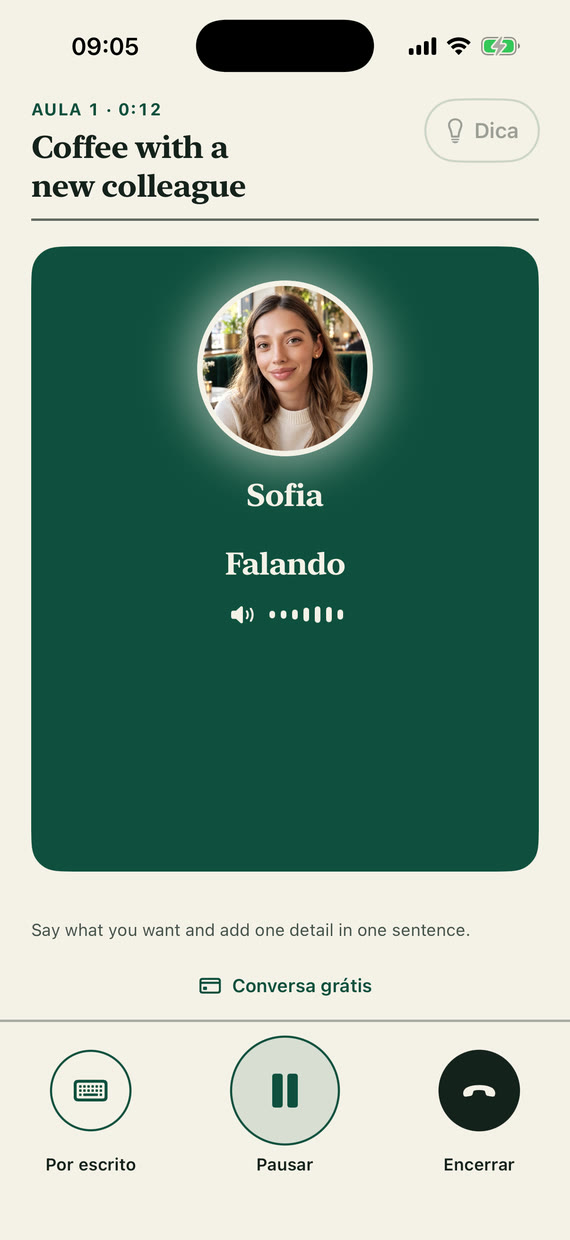 Tela da aula: Sofia falando, com os botões Texto, Pausar e Encerrar abaixo